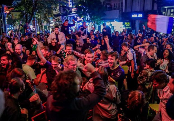 Nh&igrave;n lại khoảnh khắc vỡ o&agrave; của người h&acirc;m mộ ở H&agrave; Nội khi Argentina v&ocirc; địch World Cup 2022 - Ảnh 7.
