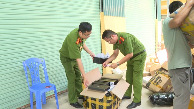 Bắt 2 xe đầu kéo chở số lượng lớn túi xách, quần áo, giày dép mù mờ nguồn gốc - Ảnh 3.