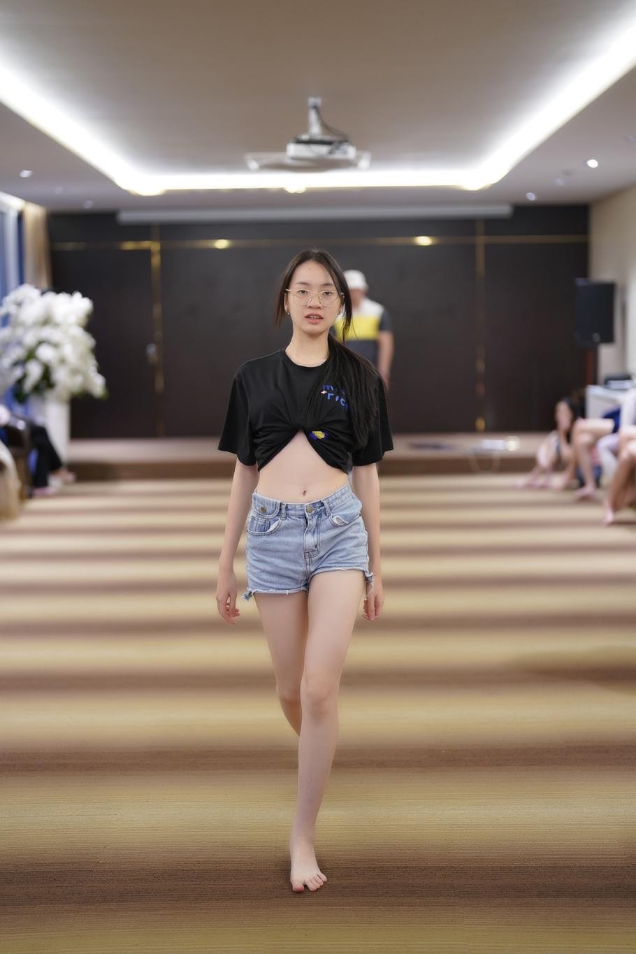 Thí sinh Hoa hậu Việt Nam diện crop top khoe eo thon - Ảnh 3.