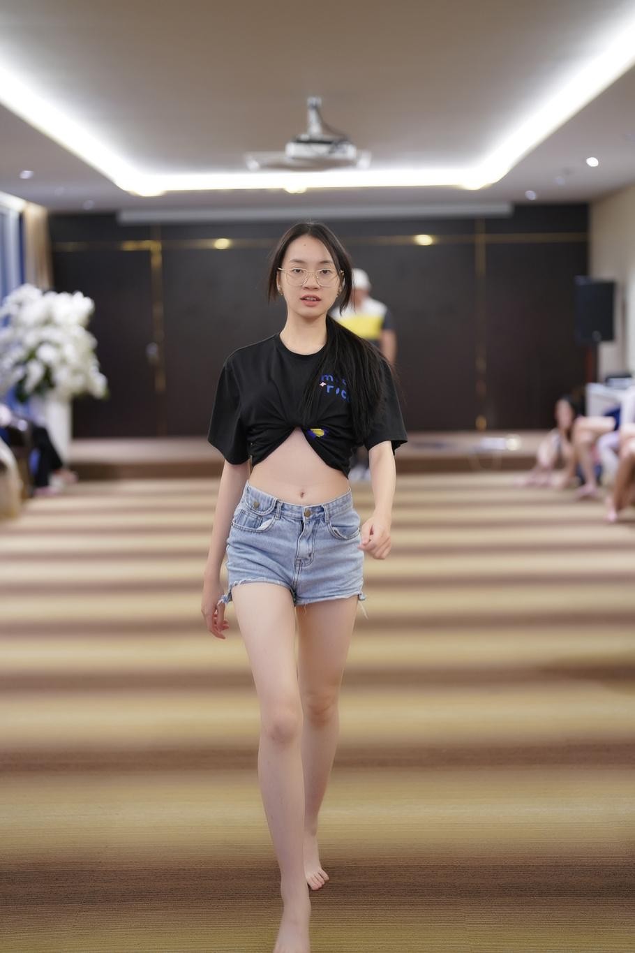 Thí sinh Hoa hậu Việt Nam diện crop top khoe eo thon - Ảnh 2.