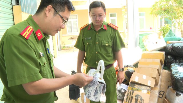 Bắt 2 xe đầu kéo chở số lượng lớn túi xách, quần áo, giày dép mù mờ nguồn gốc - Ảnh 2.