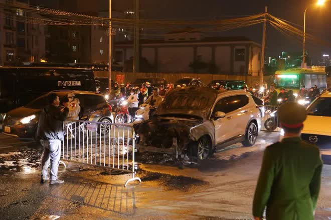 Hà Nội: Xe ô tô bất ngờ bốc cháy ngùn ngụt trên đường Phạm Hùng - Ảnh 3.