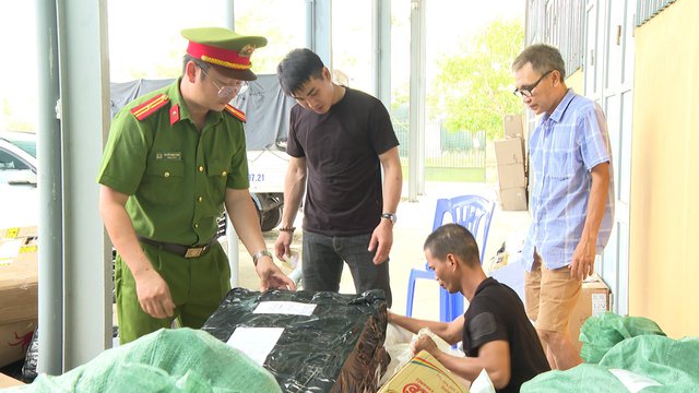 Bắt 2 xe đầu kéo chở số lượng lớn túi xách, quần áo, giày dép mù mờ nguồn gốc - Ảnh 1.