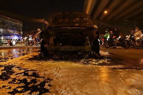 Hà Nội: Xe ô tô bất ngờ bốc cháy ngùn ngụt trên đường Phạm Hùng - Ảnh 2.