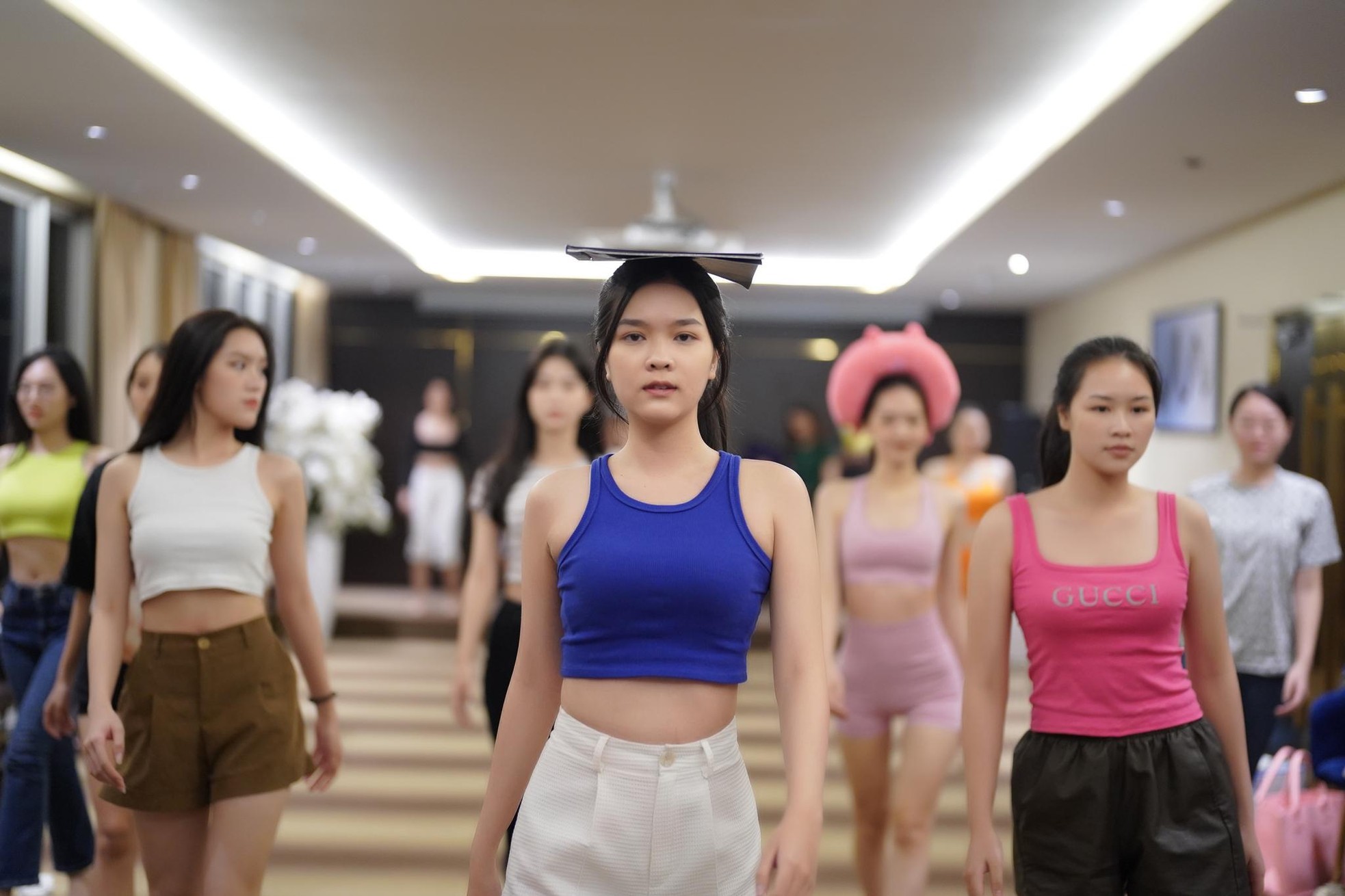 Thí sinh Hoa hậu Việt Nam diện crop top khoe eo thon - Ảnh 11.