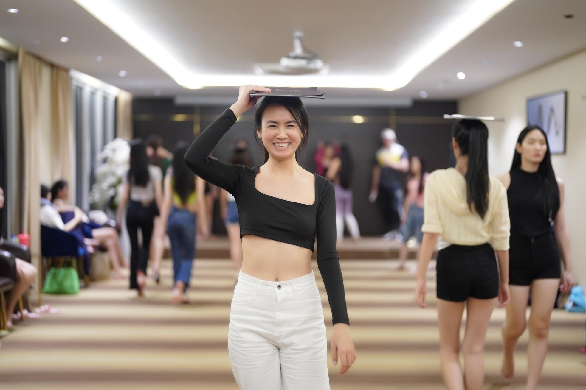 Thí sinh Hoa hậu Việt Nam diện crop top khoe eo thon - Ảnh 10.