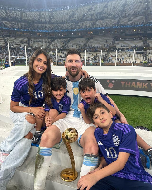 10-year-old son understands Messi's story: Quietly squeezes his father's shoulder after the World Cup final - Photo 6.