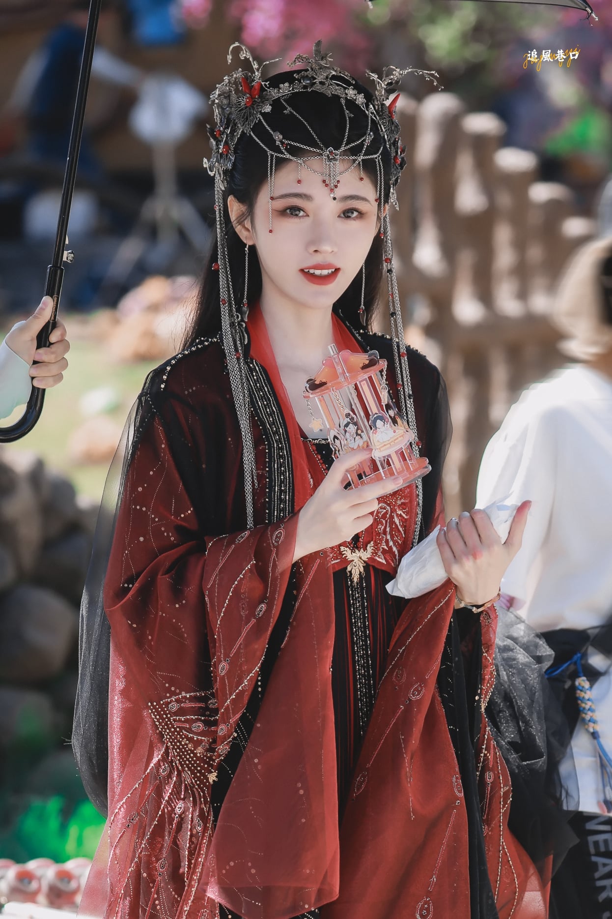 Ngán ngẩm tạo hình trăm phim như một của hội mỹ nhân Hoa ngữ: Đến bao giờ nàng thơ Đông Cung mới thôi ăn mày quá khứ? - Ảnh 13. Ngán ngẩm tạo hình trăm phim như một của hội mỹ nhân Hoa ngữ: Đến bao giờ nàng thơ Đông Cung mới thôi ăn mày quá khứ? - Ảnh 13.