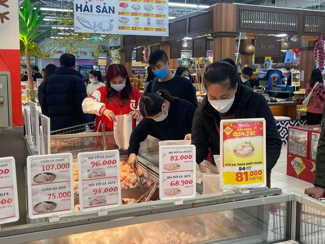 H&agrave;ng h&oacute;a rầm rộ giảm gi&aacute; trước Tết - Ảnh 2.