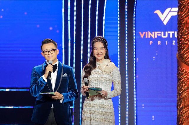 MC Đức Bảo hồi hộp khi dẫn lễ trao giải Vinfuture 2022 - bữa tiệc của khoa học công nghệ và nghệ thuật - Ảnh 1.