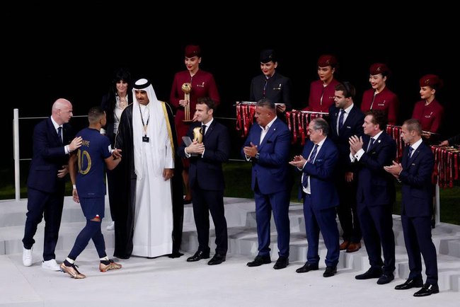 Nữ tiếp viên hàng không người Việt xuất hiện tại lễ trao giải World Cup tiết lộ: Mbappé khiêm tốn, Messi như toả hào quang - Ảnh 4.
