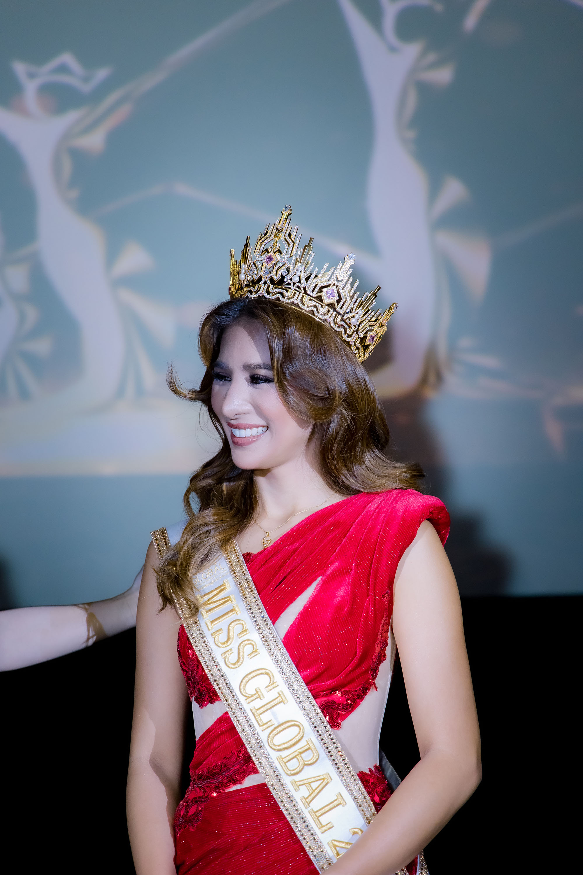 Miss Global 2022 Shane Tormes khoe nhan sắc ngày càng rực rỡ sau 6 tháng đăng quang - Ảnh 2.