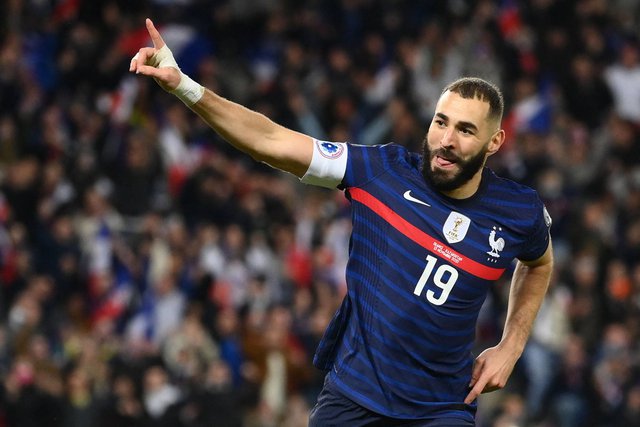 Quả bóng vàng 2022 Karim Benzema từng chi 6 tỷ đồng mua quả bóng đá nạm kim cương - Ảnh 1.