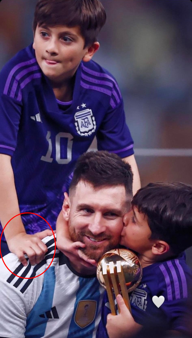 10-year-old son understands Messi's story: Quietly squeezes his father's shoulder after the World Cup final - Photo 2.