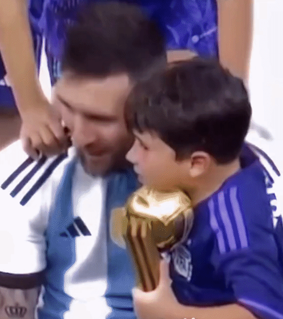 Con trai 10 tuổi rất hiểu chuyện của Messi: Lặng lẽ bóp vai cho bố sau trận chung kết World Cup - Ảnh 1.