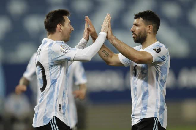 Tình bạn đáng ngưỡng mộ của Messi và Aguero: Gặp gỡ từ thời niên thiếu, cùng trải qua bi kịch và vinh quang sau gần hai thập kỷ sánh vai - Ảnh 1.