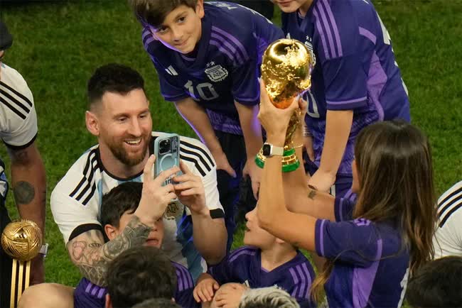Soi điện thoại Messi chụp ảnh sống ảo cho nóc nhà khi vô địch World Cup - Ảnh 3.