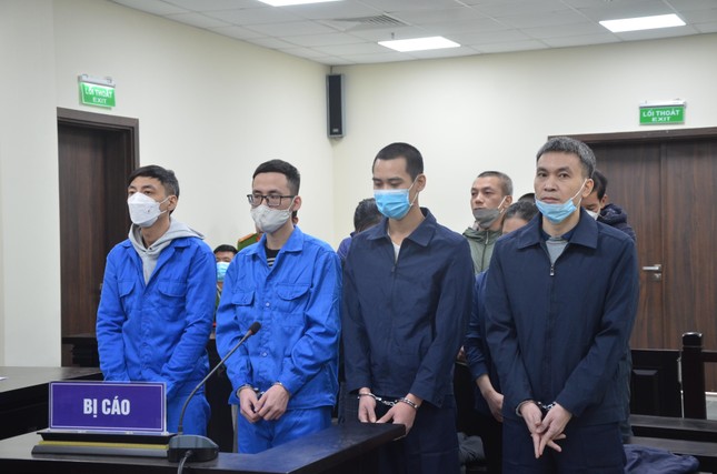 13 đối tượng vận chuyển 30.000 tỷ ra nước ngoài hầu tòa - Ảnh 2.