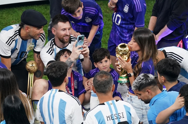 Soi điện thoại Messi chụp ảnh sống ảo cho nóc nhà khi vô địch World Cup - Ảnh 2.