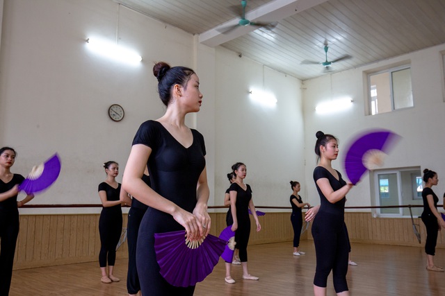 Cận cảnh qu&aacute; tr&igrave;nh khổ luyện của những diễn vi&ecirc;n m&uacute;a ở H&agrave; Nội: L&agrave;m quen với nỗi đau, mồ h&ocirc;i v&agrave; nước mắt - Ảnh 11.