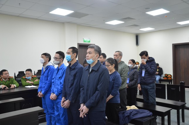 13 đối tượng vận chuyển 30.000 tỷ ra nước ngoài hầu tòa - Ảnh 1.