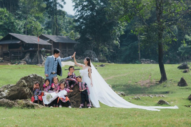 Chàng trung úy trẻ chụp ảnh cưới ý nghĩa bên các em nhỏ vùng cao - Ảnh 2.