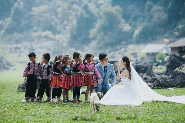 Trong bức ảnh cưới bên các em nhỏ vùng cao, cặp đôi trẻ thể hiện ân tình và sự quan tâm tới cộng đồng. Đó là một khoảnh khắc đáng trân trọng và xúc động.