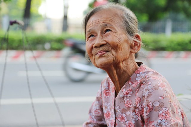 Gánh bánh mì độc lạ Bình Dương của bà cụ 86 tuổi: Ai không có tiền ngoại cho luôn để bà con ăn lót dạ - Ảnh 6.