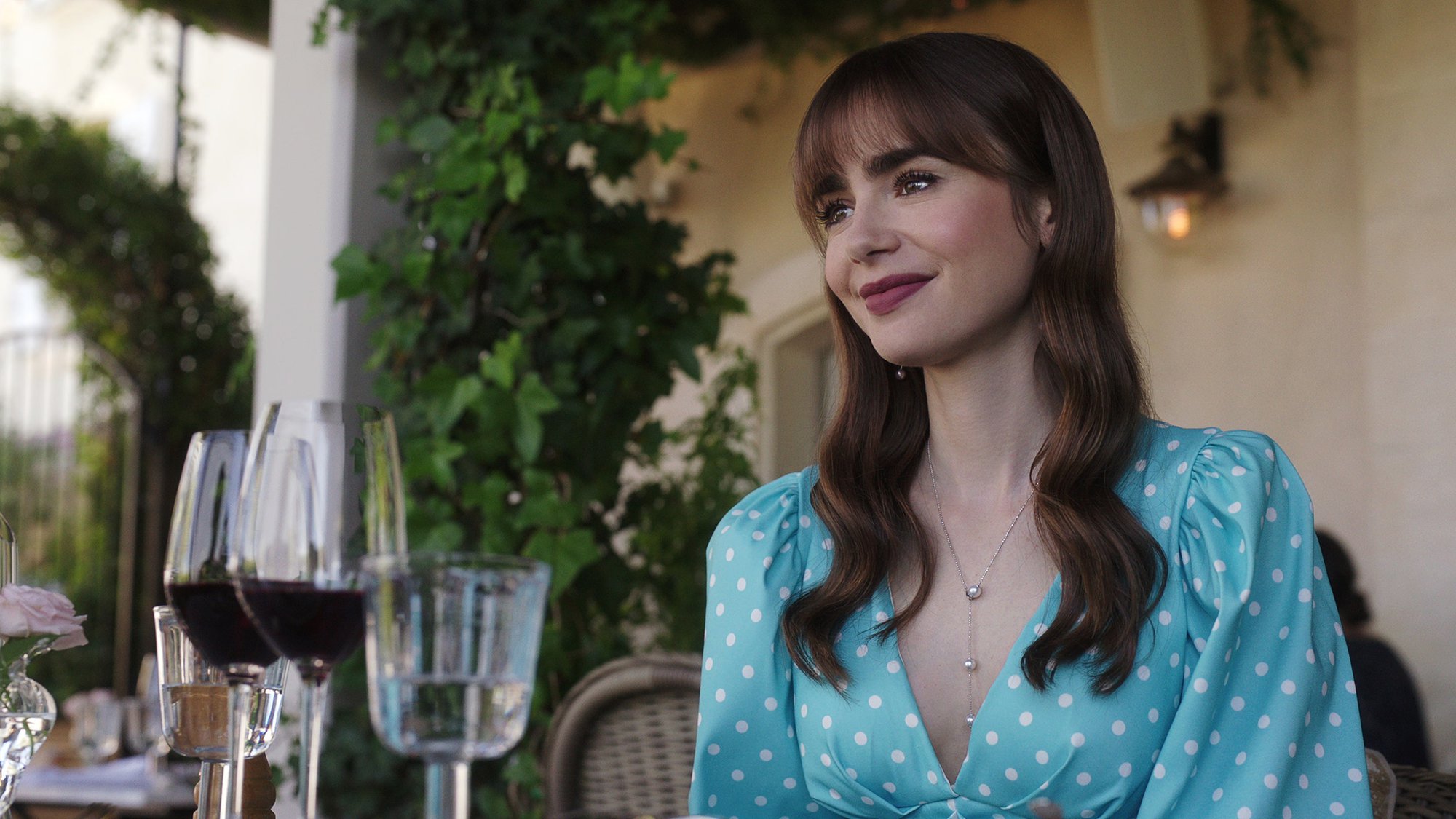 Ra mùa 3 rồi mà Emily in Paris vẫn bị chê lên chê xuống: Trai đẹp, thời trang đỉnh cao cũng không gánh nổi tính nết nữ chính! - Ảnh 5. Ra mùa 3 rồi mà Emily in Paris vẫn bị chê lên chê xuống: Trai đẹp, thời trang đỉnh cao cũng không gánh nổi tính nết nữ chính! - Ảnh 5.