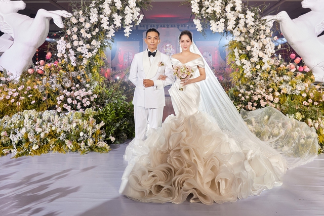 To&agrave;n cảnh lễ cưới Kh&aacute;nh Thi - Phan Hiển - Ảnh 3.
