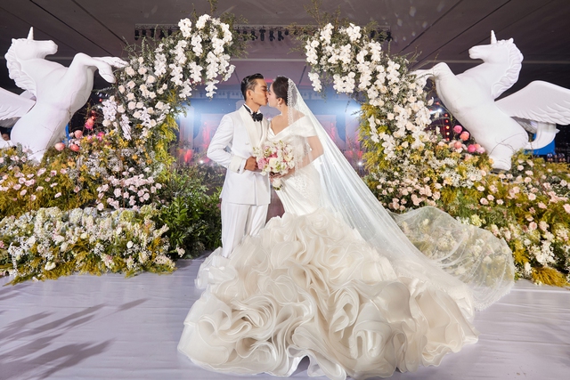 Lễ cưới của Khánh Thi và Phan Hiển là ngày trọng đại đánh dấu tình yêu của hai người được chứng kiến bởi những người thân yêu và bạn bè. Hãy xem bộ ảnh cưới đầy xúc cảm này để cảm nhận được tình yêu đích thực của hai người.