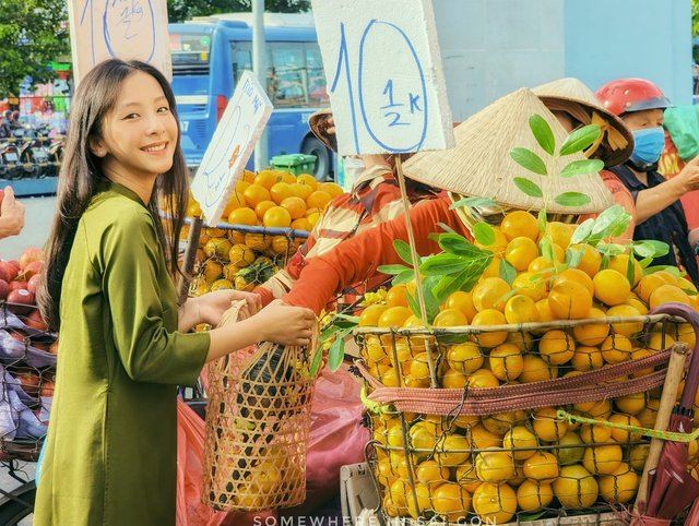 Các khu chợ truyền thống tại TP.HCM đang được các bạn trẻ rần rần kéo đến chụp hình áo dài Tết sớm - Ảnh 1.