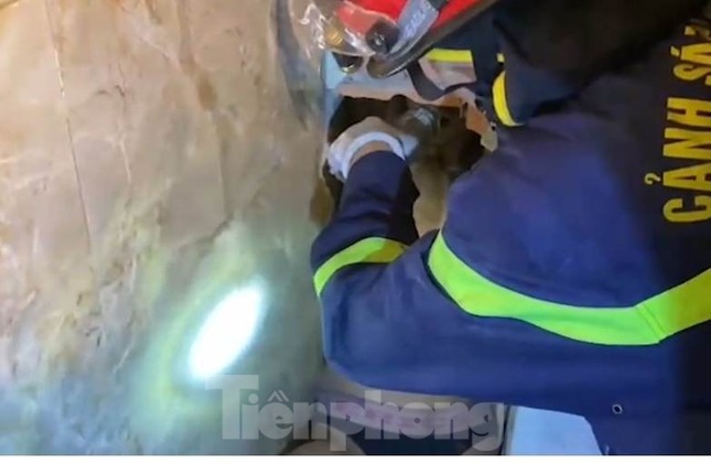 Ph&aacute; tường giải cứu t&ecirc;n trộm bị mắc kẹt trong lối tho&aacute;t hơi ở B&igrave;nh Dương - Ảnh 2.