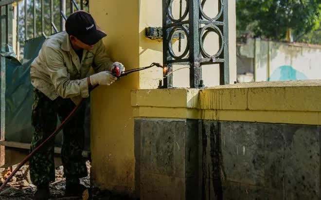 Cận cảnh dỡ bỏ hàng rào công viên Thống Nhất để kết nối với phố đi bộ ở Hà Nội - Ảnh 8.