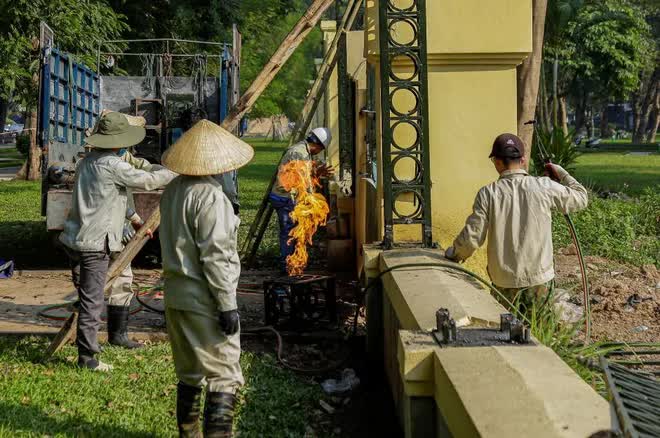 Cận cảnh dỡ bỏ hàng rào công viên Thống Nhất để kết nối với phố đi bộ ở Hà Nội - Ảnh 7.