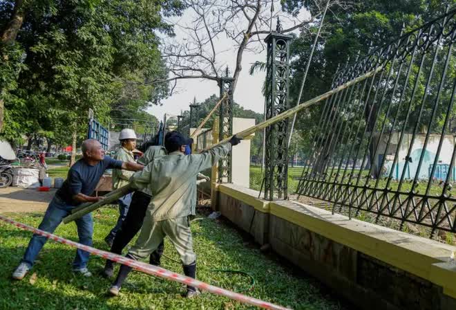 Cận cảnh dỡ bỏ hàng rào công viên Thống Nhất để kết nối với phố đi bộ ở Hà Nội - Ảnh 4.