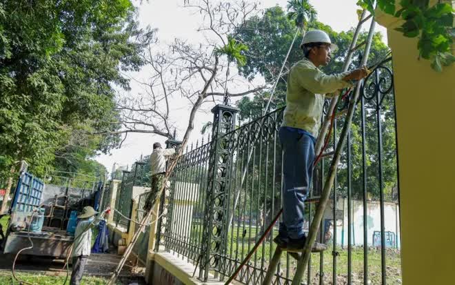 Cận cảnh dỡ bỏ hàng rào công viên Thống Nhất để kết nối với phố đi bộ ở Hà Nội - Ảnh 3.