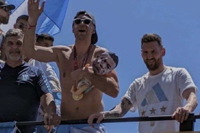 Thủ môn Argentina gặp rắc rối vì hành động khiếm nhã sau chung kết World Cup - Ảnh 2.