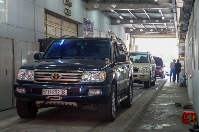 Ô tô nối đuôi nhau chờ đăng kiểm, CSGT được tăng cường để giảm ùn tắc cửa ngõ sân bay Tân Sơn Nhất - Ảnh 8.