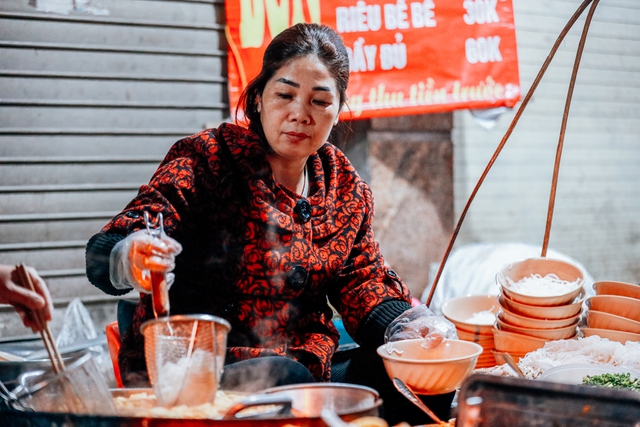 Gánh bún truyền đời cao điểm mùa đông bán 1000 bát và cái tên độc nhất vô nhị trong làng ăn đêm Hà Nội - Ảnh 4. Gánh bún truyền đời cao điểm mùa đông bán 1000 bát và cái tên độc nhất vô nhị trong làng ăn đêm Hà Nội - Ảnh 4.