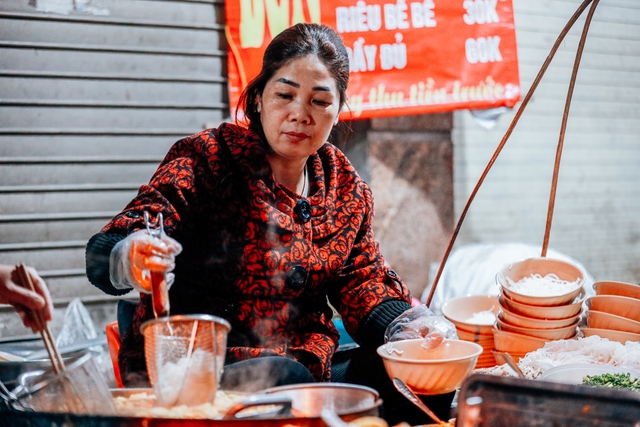 Gánh bún truyền đời cao điểm mùa đông bán 1000 bát và cái tên độc nhất vô nhị trong làng ăn đêm Hà Nội - Ảnh 4.