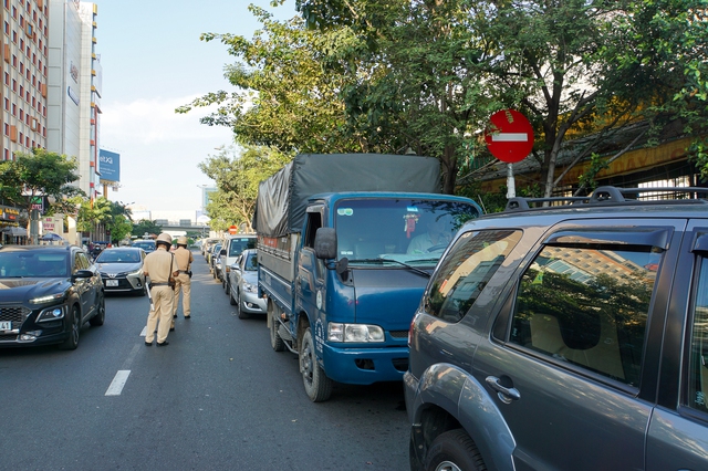 Ô tô nối đuôi nhau chờ đăng kiểm, CSGT được tăng cường để giảm ùn tắc cửa ngõ sân bay Tân Sơn Nhất - Ảnh 4.