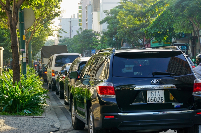 Ô tô nối đuôi nhau chờ đăng kiểm, CSGT được tăng cường để giảm ùn tắc cửa ngõ sân bay Tân Sơn Nhất - Ảnh 3.