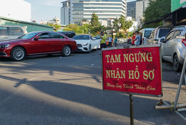 Ô tô nối đuôi nhau chờ đăng kiểm, CSGT được tăng cường để giảm ùn tắc cửa ngõ sân bay Tân Sơn Nhất - Ảnh 2.