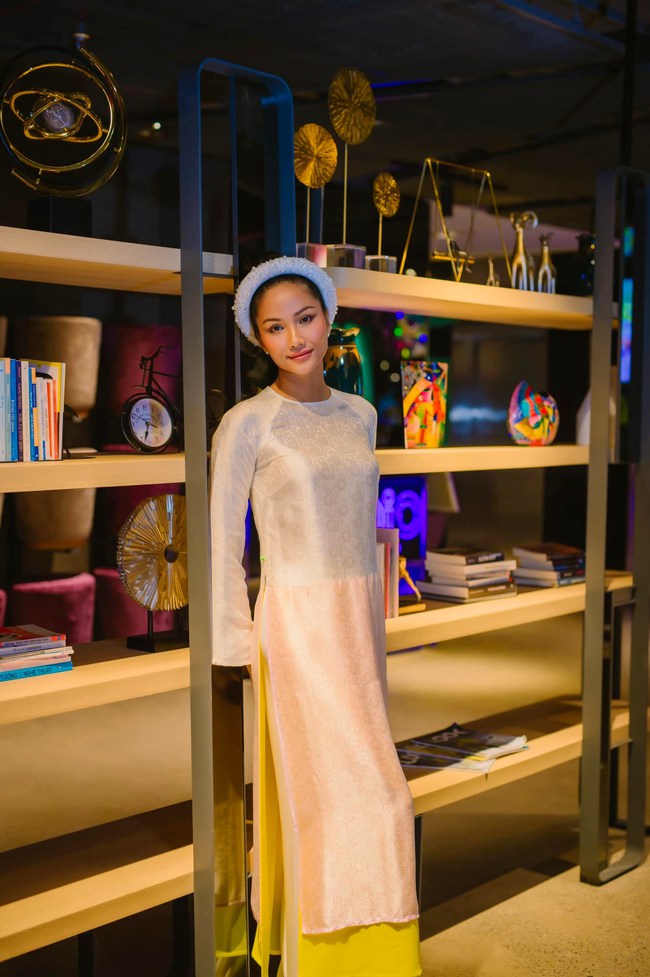 Các người đẹp Việt gợi ý mẫu áo dài cách tân duyên dáng cho Tết 2023 - Ảnh 1.