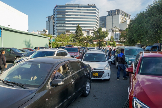 Ô tô nối đuôi nhau chờ đăng kiểm, CSGT được tăng cường để giảm ùn tắc cửa ngõ sân bay Tân Sơn Nhất - Ảnh 1.