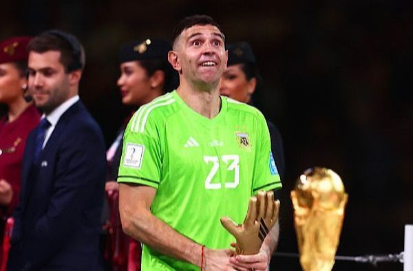 Thủ môn Argentina gặp rắc rối vì hành động khiếm nhã sau chung kết World Cup - Ảnh 1.