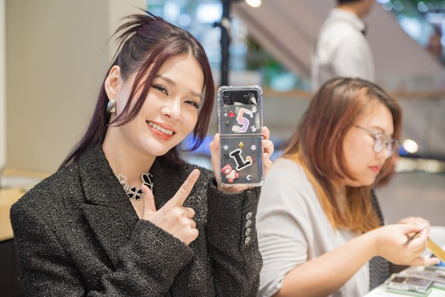 C&aacute;ch chiếc Galaxy Z Flip4 giải ph&oacute;ng v&ograve;ng lặp nh&agrave;m ch&aacute;n cho GenZ mỗi ng&agrave;y - Ảnh 7.