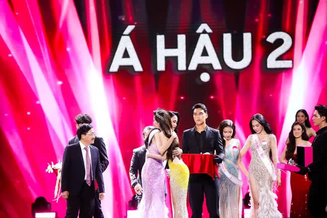 Trọn vẹn cảm xúc của Huỳnh Thị Thanh Thủy và 2 Á hậu khi đăng quang Hoa hậu Việt Nam 2022 - Ảnh 14.