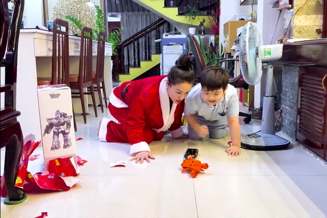 Nhật Kim Anh về Cần Thơ tặng quà Giáng sinh cho con trai, tiết lộ cách xưng hô gây chú ý với chồng cũ - Ảnh 6.